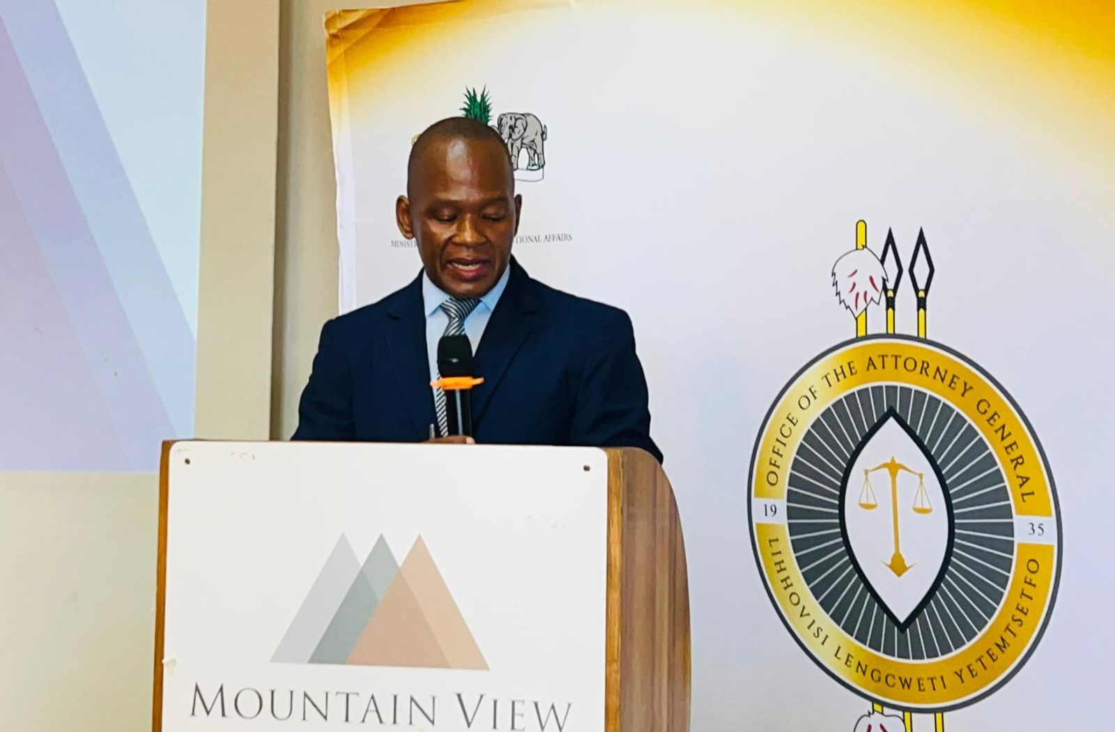 Hon&nbsp;Sifiso Mashampu Khumalo