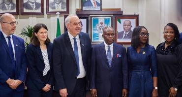 group of 6 standing posing for a picture